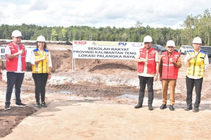Palangka Raya TINJAU: Wali Kota Palangka Raya, Fairid Naparin mendampingi KSP RI, Muhammad Qodori melihat langsung pembangunan SR di Jalan Tjilik Riwut Km.38, baru baru ini.