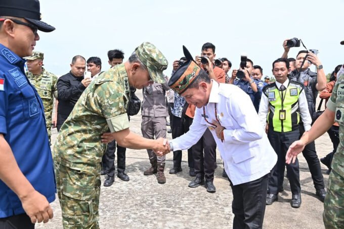 Pemerintah Provinsi Kalimantan Tengah PENYAMBUTAN: Gubernur Kalteng H. Agustiar Sabran saat menyambut rombongan satuan tugas penertiban kawasan hutan di Bandar Tjilik Riwut Palangka Raya, belum lama ini.