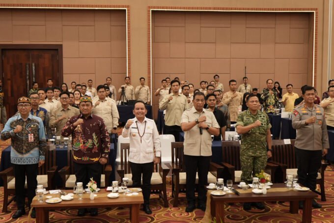 FOTO BERSAMA: Gubernur Kalteng H Agustiar Sabran bersama jajaran di sela kegiatan pengarahan dan evaluasi Program MBG di M Bahalap Hotel Palangka Raya, Kamis (22/1).