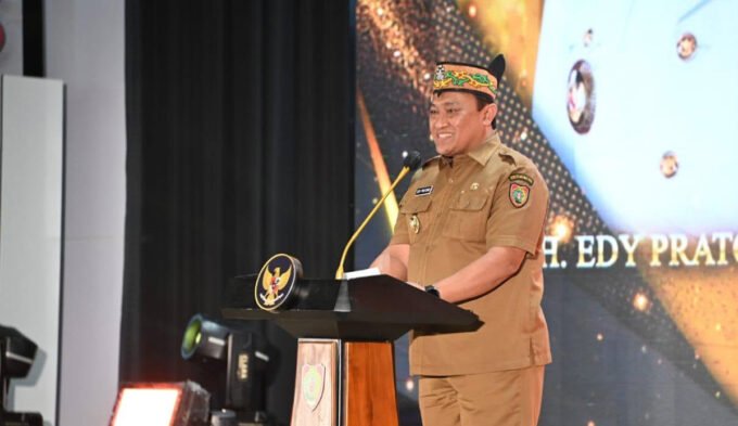 SAMBUTAN: Wakil Gubernur Kalteng H. Edy Pratowo saat menghadiri acara Kenal Pamit Wakapolda dan Pejabat Utama Polda Kalteng yang digelar di Aula Jayang Tingang, Kantor Gubernur Kalteng, Selasa (13/1).