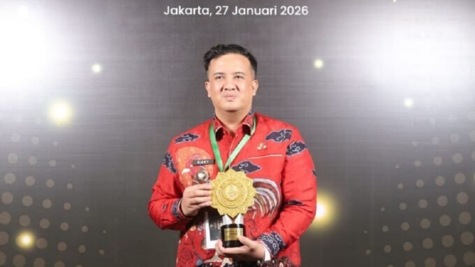 Untitled design TERIMA PENGHARGAAN: Bupati Lamandau Rizky Aditya Putra, disela-sela kegiatannya saat menghadiri penyerahan penghargaan UHC Award Tahun 2026, di Jakarta International Expo Kemayoran (JIEXPO), Selasa (27/1).