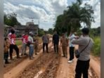 MEMANTAU: Anggota DPRD Kotim dari Daerah Dapil V, Andi Lala, Hendra Sia dan Muhammad Abadi saat turun langsung memantau kondisi lapangan, Jumat (16/1).
