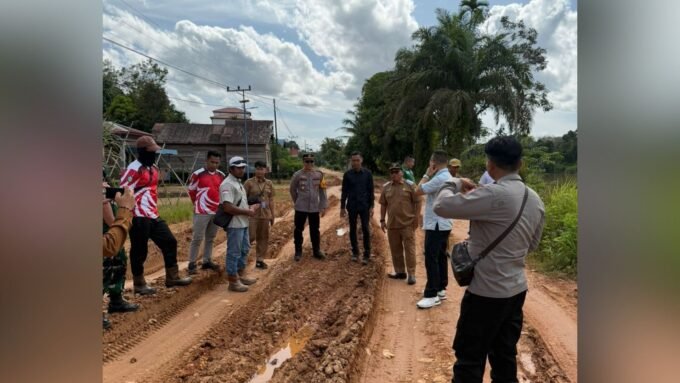 MEMANTAU: Anggota DPRD Kotim dari Daerah Dapil V, Andi Lala, Hendra Sia dan Muhammad Abadi saat turun langsung memantau kondisi lapangan, Jumat (16/1).