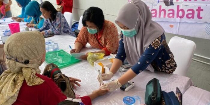 Para ibu mengikuti pemeriksaan oleh kader Posyandu bersama dinas kesehatan setempat di Alfamart WH Palangkaraya, Tjilik Riwut KM 13, Kota Palangkaraya, pada Kamis, (29/01/26).