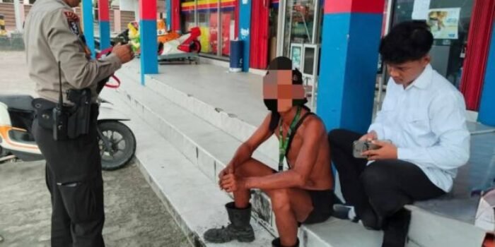 Kepolisian Resor Kobar saat mengamankan seorang pria yang di kawasan Simpang Empat Lampu Merah Megamart, Jumat pagi, (30/1/2026)