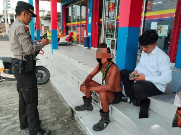 WhatsApp Image 2026-01-30 at 14.02.18 Kepolisian Resor Kobar saat mengamankan seorang pria yang di kawasan Simpang Empat Lampu Merah Megamart, Jumat pagi, (30/1/2026)