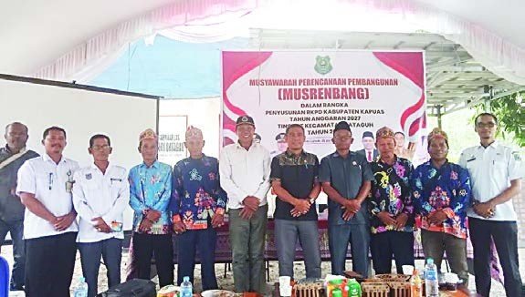MUSRENBANG: Anggota DPRD Kapuas Sutarno (empat dari kanan) saat mengikuti Musrenbang Kecamatan Bataguh, Rabu (21/1).