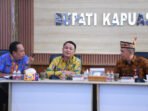 PIMPIN RAPAT: Sekda Kapuas Usis I Sangkai saat memimpin Rapat Koordinasi dan Sinkronisasi terkait pembangunan Program Prioritas Nasional 3 Juta Rumah untuk MBR di Ruang Rapat Bupati Kapuas, Kamis (15/1/2026).