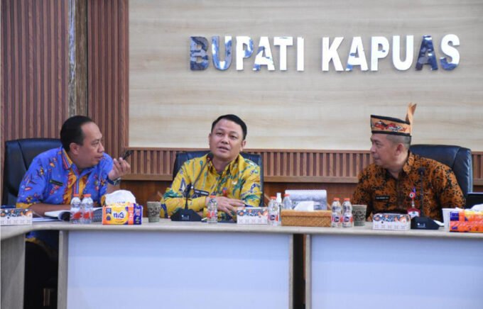 PIMPIN RAPAT: Sekda Kapuas Usis I Sangkai saat memimpin Rapat Koordinasi dan Sinkronisasi terkait pembangunan Program Prioritas Nasional 3 Juta Rumah untuk MBR di Ruang Rapat Bupati Kapuas, Kamis (15/1/2026).