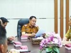 RAPAT: Sekda Kabupaten Kapuas Dr Usis I Sangkai, memimpin Rapat Koordinasi Persiapan Perizinan Pembangunan Dermaga Waterfront City yang berlokasi di Kelurahan Selat Hilir, Kecamatan Selat, bertempat di Ruang Rapat Sekda Kapuas, Selasa (20/1).
