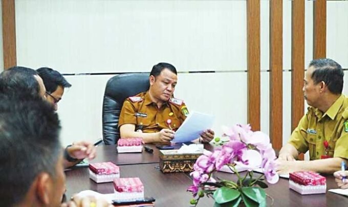 RAPAT: Sekda Kabupaten Kapuas Dr Usis I Sangkai, memimpin Rapat Koordinasi Persiapan Perizinan Pembangunan Dermaga Waterfront City yang berlokasi di Kelurahan Selat Hilir, Kecamatan Selat, bertempat di Ruang Rapat Sekda Kapuas, Selasa (20/1).