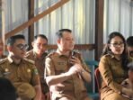 kapuas.jpg DIALOG: Sekda Kabupaten Kapuas Usis I Sangkai didampingi sejumlah jajaran saat berdialog bersama masyarakat Desa Sei Bakut, Kecamatan Kapuas Kuala, Selasa (27/1).