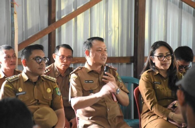 DIALOG: Sekda Kabupaten Kapuas Usis I Sangkai didampingi sejumlah jajaran saat berdialog bersama masyarakat Desa Sei Bakut, Kecamatan Kapuas Kuala, Selasa (27/1).