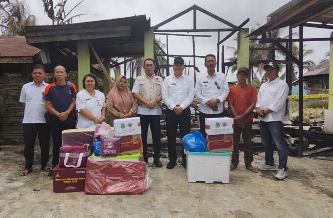 BANTUAN: Sekda Kapuas Dr Usis I Sangkai menyalurkan bantuan kebutuhan dasar kepada korban kabakaran di Tamban Catur.