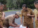 PERJANJIAN: Sekda Katingan Christian Rain, pimpin langsung penandatanganan perjanjian kinerja sejumlah perangkat daerah di lingkup Setda Katingan, Senin (5/1).