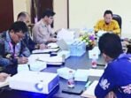 RAPAT: Bupati Katingan Saiful bersama perangkat daerah, ketika menggelar kegiatan rapat percepatan pemenuhan kewajiban Prasarana, Sarana, dan Utilitas Umum (PSU) pada kawasan perumahan, di ruang rapat Rujab Bupati Katingan, Kamis (15/1).