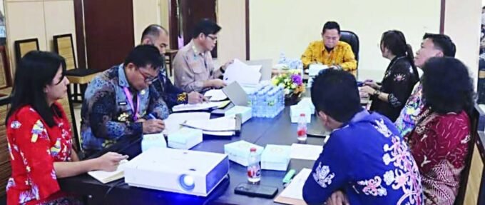 RAPAT: Bupati Katingan Saiful bersama perangkat daerah, ketika menggelar kegiatan rapat percepatan pemenuhan kewajiban Prasarana, Sarana, dan Utilitas Umum (PSU) pada kawasan perumahan, di ruang rapat Rujab Bupati Katingan, Kamis (15/1).
