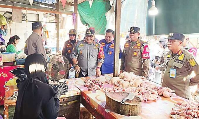 SOSIALISASI: Kepala Satpol PP dan Damkar Kabupaten Katingan Wahiman, bersama jajarannya, dan tim gabungan, ketika melaksanakan kegiatan sosialisasi ketertiban di pasar Kereng Pangi Desa Hampalit, Senin (19/1).