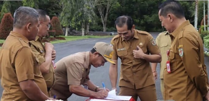 PERJANJIAN: Sekda Katingan Christian Rain, pimpin langsung penandatanganan perjanjian kinerja sejumlah perangkat daerah di lingkup Setda Katingan, Senin (5/1).