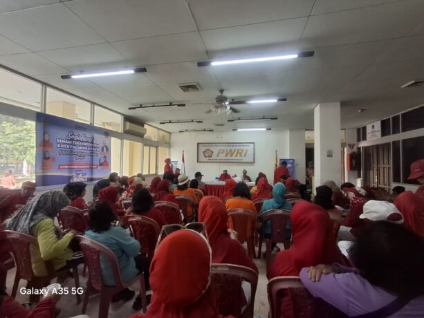 Ketua STI Provinsi Kalteng Prawita Sari saat menyampaikan sambutannya dihadapan peserta dan disaksikan ketua PWRI Kalteng Ir Sioet Hermanto serta ketua STI Kota Candrawati. Jumat (23/1/2026)