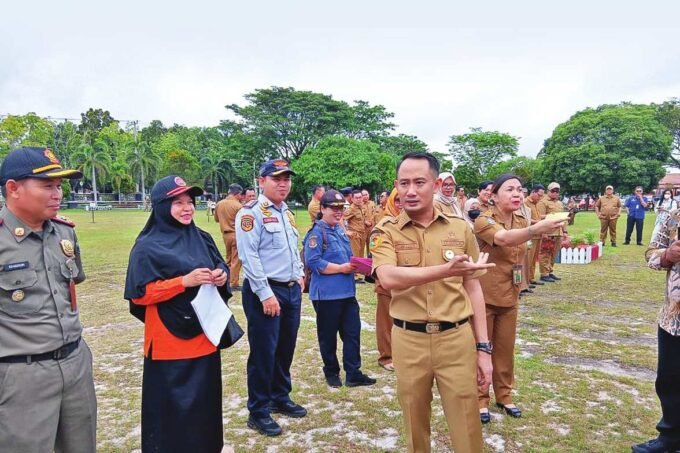 palangka raya SEMANGAT: Wali Kota Palangka Raya, Fairid Naparin memeriksa kehadiran ASN pada apel perdana di Halaman Kantor Wali Kota, beberapa waktu lalu.
