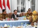 pemprov kalteng PIMPIN RAPAT: Gubernur Kalteng H. Agustiar Sabran dalam pertemuan dengan jajaran kepala OPD di Istana Isen Mulang, Selasa (20/1).