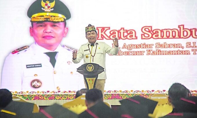 BERI MOTIVASI: Gubernur Kalteng H. Agustiar Sabran saat memberikan sambutan dalam Wisuda Universitas Palangka Raya di GOR Indoor Serbaguna, beberapa waktu lalu.