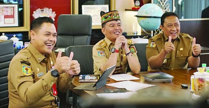 Gubernur Kalteng H. Agustiar Sabran dan Wakil Gubernur Kalimantan Tengah H. Edy Pratowo, saat mengikuti secara daring program Pak Agustiar Mengajar, beberapa waktu lalu.