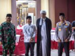 SINERGISME: Gubernur Kalteng H. Agustiar Sabran (kedua kiri), Kapolda Kalteng Irjen Pol Iwan Kurniawan (kanan), Pangdam XXII/Tambun Bungai Mayjen TNI Zainul Arifin (kiri) dan Ustaz Habib Usman bin Yahya berbincang saat menghadiri Tabligh Akbar Peringatan Isra Mikraj Nabi Muhammad SAW di Halaman Polda Kalteng, Palangka Raya, Kamis (22/1).