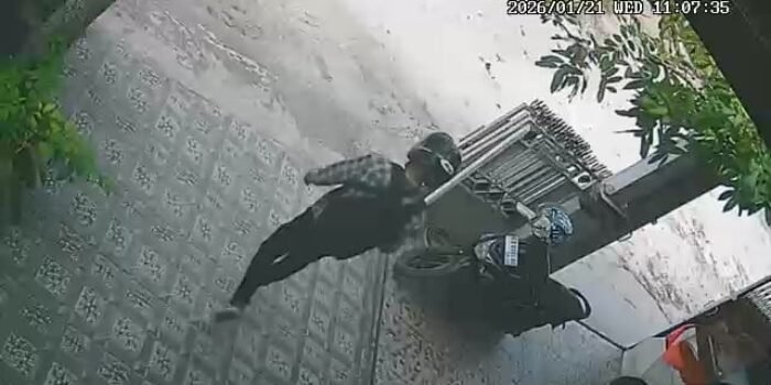 Pelaku saat terekam Cctv