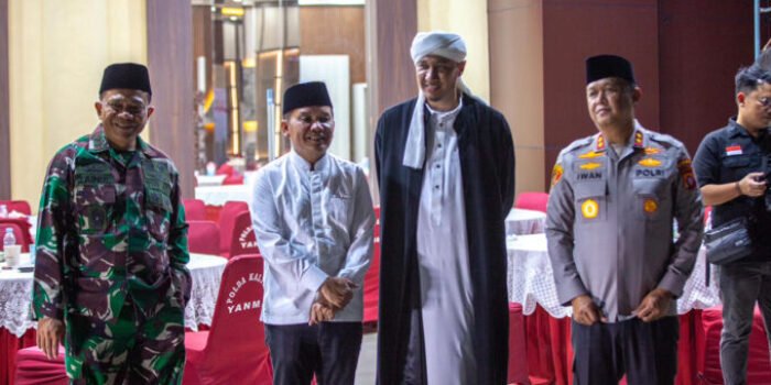 SINERGISME: Gubernur Kalteng H. Agustiar Sabran (kedua kiri), Kapolda Kalteng Irjen Pol Iwan Kurniawan (kanan), Pangdam XXII/Tambun Bungai Mayjen TNI Zainul Arifin (kiri) dan Ustaz Habib Usman bin Yahya berbincang saat menghadiri Tabligh Akbar Peringatan Isra Mikraj Nabi Muhammad SAW di Halaman Polda Kalteng, Palangka Raya, Kamis (22/1).