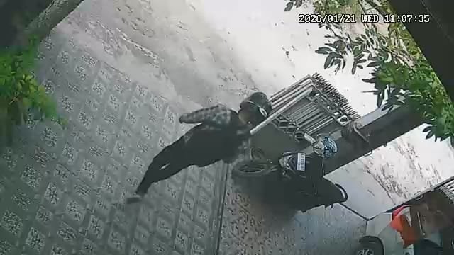 utama Pelaku saat terekam Cctv