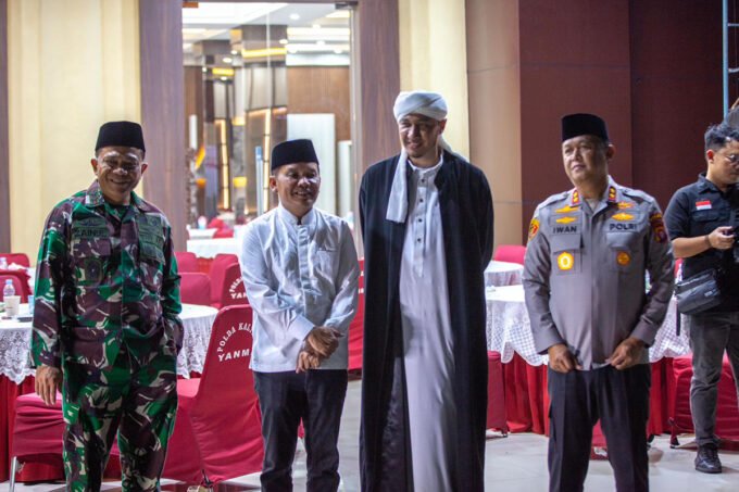 SINERGISME: Gubernur Kalteng H. Agustiar Sabran (kedua kiri), Kapolda Kalteng Irjen Pol Iwan Kurniawan (kanan), Pangdam XXII/Tambun Bungai Mayjen TNI Zainul Arifin (kiri) dan Ustaz Habib Usman bin Yahya berbincang saat menghadiri Tabligh Akbar Peringatan Isra Mikraj Nabi Muhammad SAW di Halaman Polda Kalteng, Palangka Raya, Kamis (22/1).