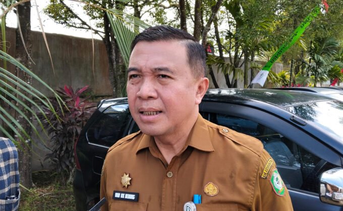 DIWAWANCARAI: Staf Ahli Bupati Kotim Bidang Pemerintahan, Hukum, dan Politik, Wim RK Benung, saat diwawancarai awak media Rabu (24/12).