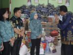 KUNJUNGAN: Ketua TP PKK Kabupaten Katingan Sumiati Saiful, ketika berbincang dengan Camat Katingan Hilir Dony Merianto, pada saat berkunjung dan menyerahkan bantuan untuk korban kebakaran, Kamis (29/1).