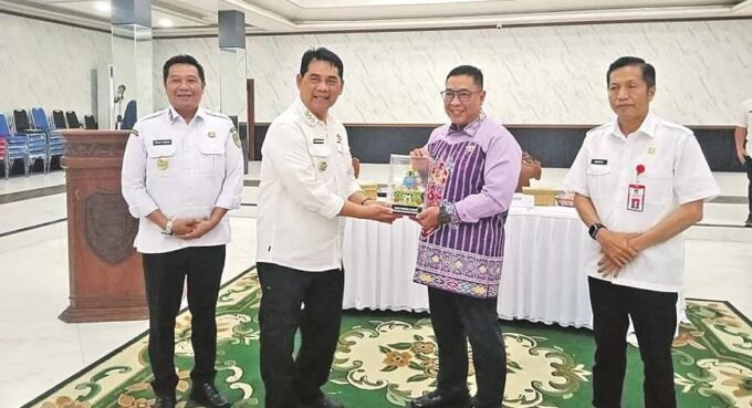 KENANG-KENANGAN: Bupati Barito Utara H. Shalahuddin menyerahkan cendera mata kepada Kepala BNNP Kalimantan Tengah Brigjen Pol Mada Roostanto saat kunjungan kerja di Muara Teweh, Rabu (11/2).