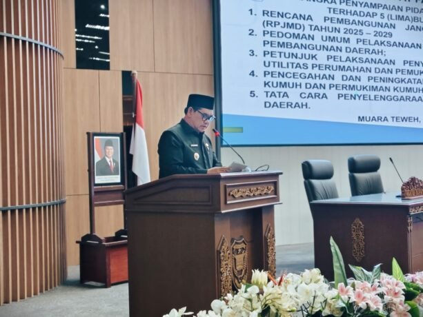 Bupati Barito Utara H. Shalahuddin menyampaikan lima Rancangan Peraturan Daerah (Raperda) strategis dalam Rapat Paripurna I DPRD Barito Utara, Senin (23/2).