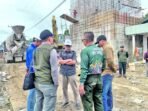 TINJAU: Kepala Dinas PUPR Barito Utara, M. Iman Topik, bersama jajaran saat melakukan peninjauan pembangunan jembatan penghubung Desa Lemo II, Kecamatan Teweh Tengah, Sabtu (7/2).