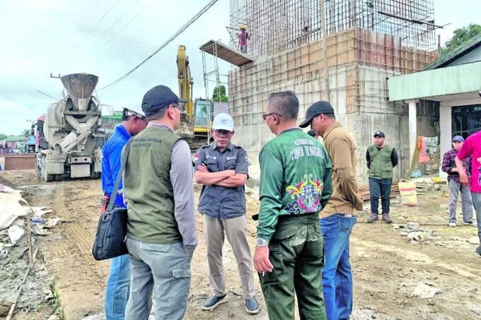 TINJAU: Kepala Dinas PUPR Barito Utara, M. Iman Topik, bersama jajaran saat melakukan peninjauan pembangunan jembatan penghubung Desa Lemo II, Kecamatan Teweh Tengah, Sabtu (7/2).