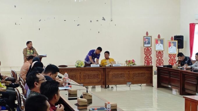 Asisten II Setda Barito Selatan Yoga Prasetyanto Utomo saat menghadiri kegiatan Sosialisasi Inovasi Daerah yang diselenggarakan oleh Baperinda Barito Selatan, belum lama ini.