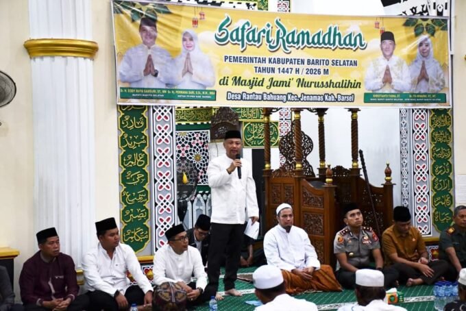 Bupati Eddy Raya Samsuri bersama warga Desa Rantau Bahuang, Kecamatan Jenamas, mengikuti kegiatan Safari Ramadan yang digelar Pemerintah Kabupaten Barito Selatan, Rabu (23/2).