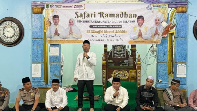 Bupati Barito Selatan Eddy Raya Samsuri menghadiri kegiatan buka puasa bersama warga dalam rangka Safari Ramadhan di Desa Teluk Timbau, Kecamatan Dusun Hilir, Selasa (24/2).