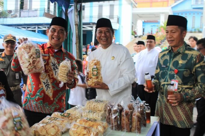 Barito Utara Bupati Barito Utara Shalahuddin bersama Wakil Bupati Felix Sonadie Y Tingan dan Sekda Muhlis meninjau aktivitas pedagang di Pasar Wadai Ramadan 1447 H di Jalan Imam Bonjol, depan Masjid Shirathal Mustaqym, Kamis (19/2).