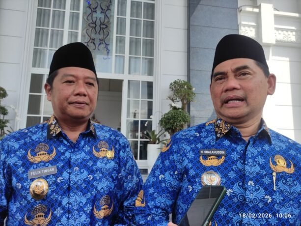 Barito Utara Bupati Shalahuddin bersama Wakil Bupati Felix Sonadia Y Tingandi saat kegiatan groundbreaking proyek infrastruktur di halaman Rumah Jabatan Bupati Barito Utara, Rabu (18/2).