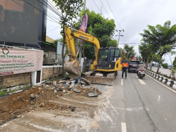 Barito Utara Proses pelebaran Jalan Yetro Sinseng di Muara Teweh mulai dilaksanakan, Sabtu (21/2).