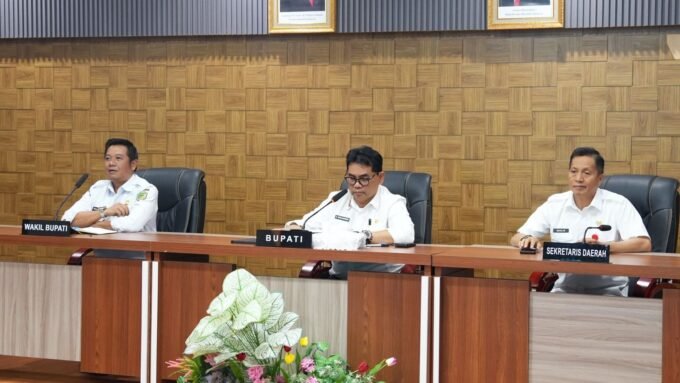 Bupati Barito Utara H. Shalahuddin bersama Wakil Bupati Felix, dan Sekda Muhlis mengikuti rapat koordinasi dan sosialisasi implementasi Kartu Huma Betang Sejahtera di Ruang Rapat A Setda, Kantor Bupati, Rabu (25/2).