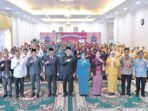 Bupati Barito Utara H. Shalahuddin, ST., M.T. bersama jajaran dan pengurus empat organisasi perempuan serta pendidikan yang baru dilantik di Aula Rumah Jabatan Bupati Barito Utara, Minggu (8/2).