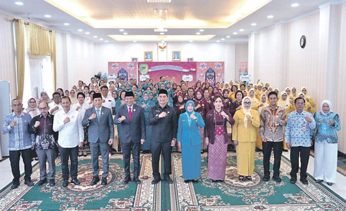 Bupati Barito Utara H. Shalahuddin, ST., M.T. bersama jajaran dan pengurus empat organisasi perempuan serta pendidikan yang baru dilantik di Aula Rumah Jabatan Bupati Barito Utara, Minggu (8/2).