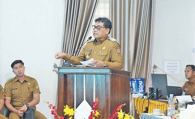 Bupati Shalahuddin saat membuka Musrenbang Kecamatan Teweh Tengah di aula kecamatan setempat, Selasa (10/2).