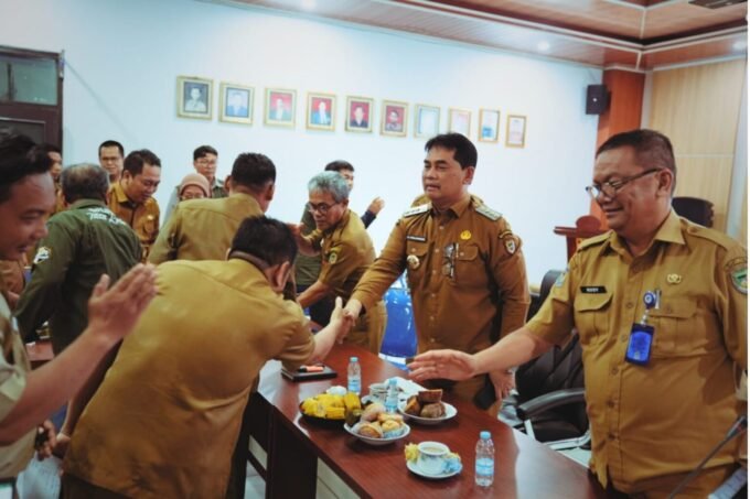 Barito Utara Bupati Barito Utara Shalahuddin melakukan kunjungan dan pemberian arahan kepada jajaran Dinas PUPR Barito Utara, belum lama ini.